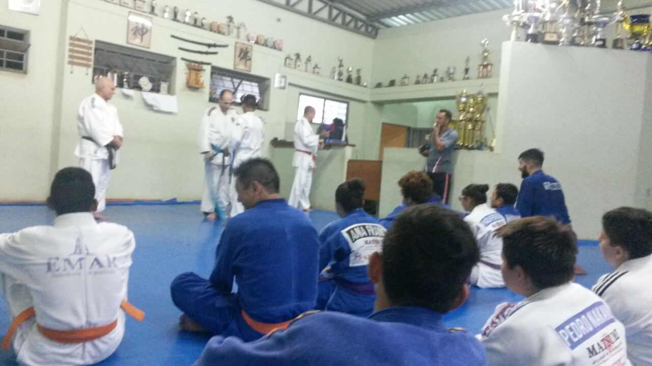 Entrega de faixa e certificado do exame de judô
